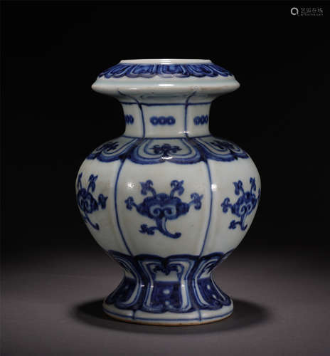 CHINESE PORCELAIN BLUE AND WHITE FLOWER VASE