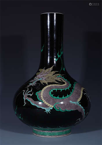 CHINESE POCELAIN SANCAI DRAGON VASE