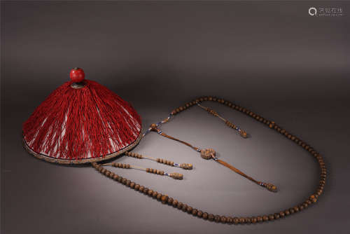 CHINESE MANDERIAN OFFICIAL'S HAT AND AGALWOOD BEAD CHAOZHU COURT NECKLACE