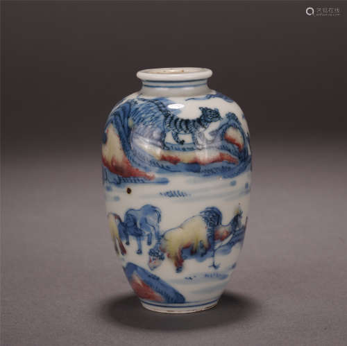 CHINESE PORCELAIN BLUE AND WHITE RED UNDER GLAZE ANIMAL SNUFF BOTTLE