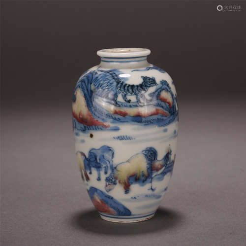 CHINESE PORCELAIN BLUE AND WHITE RED UNDER GLAZE ANIMAL SNUFF BOTTLE