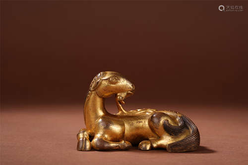 CHINESE GILT BRONZE COUCHING RAM PAPER WEIGHT