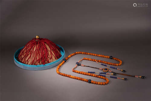 CHINESE MANDERIAN OFFICIAL'S HAT AND HONEY AMBER BEAD CHAOZHU COURT NECKLACE