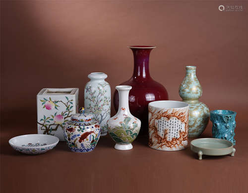 A GROUP OF TEN CHINESE PORCELAIN VESSELS