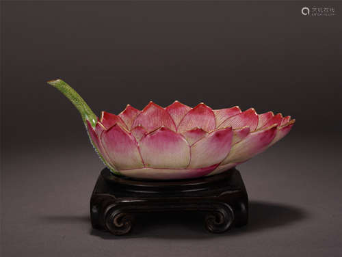 CHINESE PORCELAIN FAMILLE ROSE LOTUS SHAPED HANDLE CUP