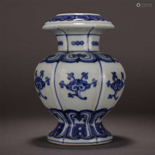 CHINESE PORCELAIN BLUE AND WHITE FLOWER VASE