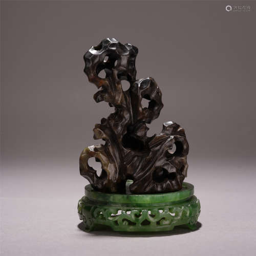 CHINESE INK JADE SCHOLAR'S ROCK ON SPINACH JADE BASE