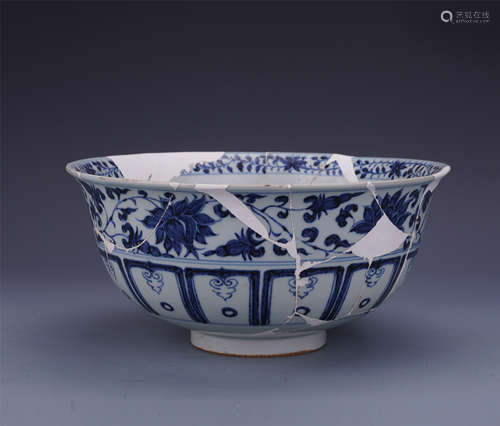 CHINESE PORCELAIN BLUE AND WHITE FLOWER BOWL