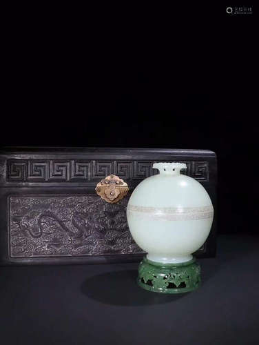 QIANLONG MARK HETIAN JADE CAPPING VASE