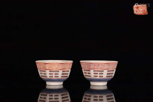 A PAIR OF RED GLAZED CUPS IN GOLD GILT PATTERN DESIGN