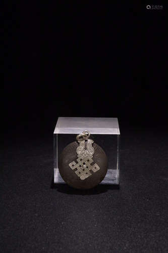 A CHENXIANG WOOD PENDANT EMBEDED SILVER