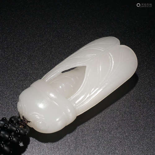 A HETIAN JADE CICADA SHAPED PENDANT