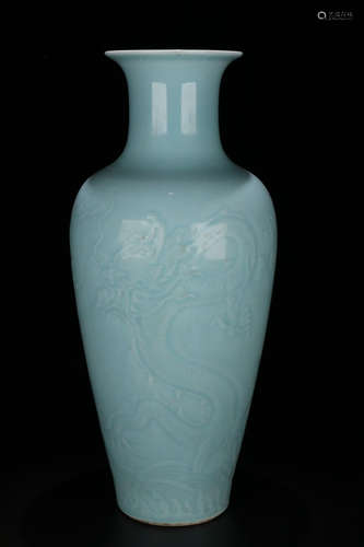 A CELADON GLAZE VASE WITH DRAGON PATTERN