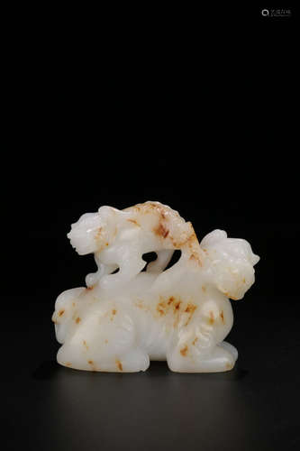 A HETIAN JADE ORNAMENT OF BEAST SHAPED