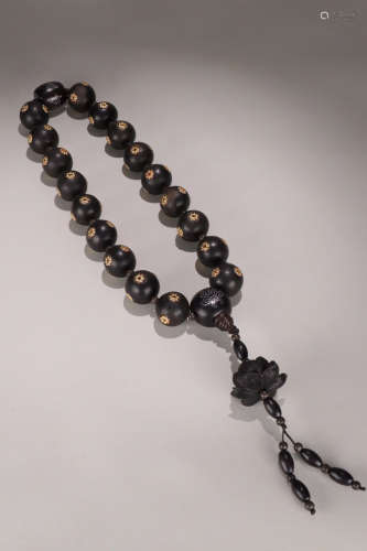 A CHENXIANG WOOD BRACELET OF 18 BEADS WITH GILTING