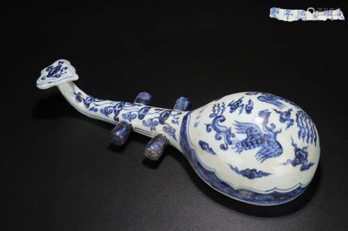 A BLUE&WHITE PIPA SHAPED ORNAMENT