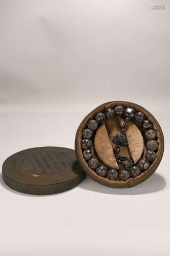 A CHENXIANG WOOD BRACLET OF 18 BEADS