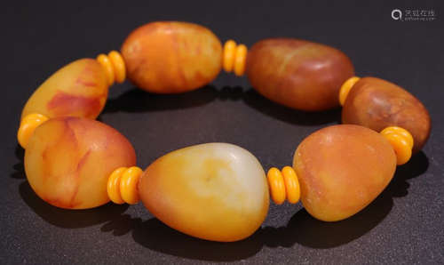 A HETIAN JADE CARVED BEADS STRING BRACELET