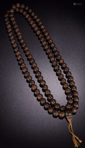 A CHENXIANG WOOD CARVED BEAD STRING NECKLACE