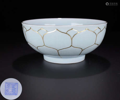 A GREEN GLAZE LOTUS FLOWER PATTERN BOWL