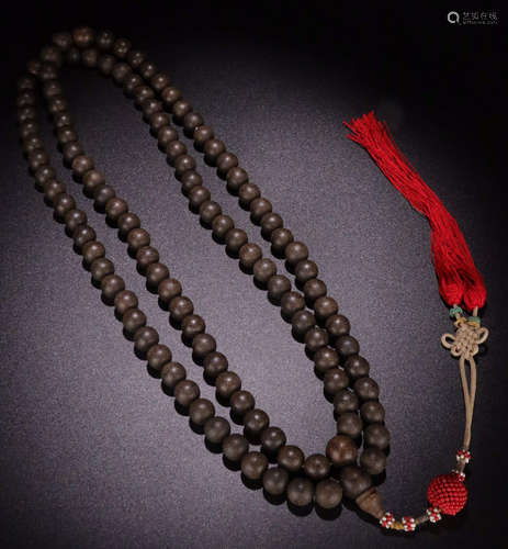 A CHENXIANG WOOD CARVED BEAD STRING NECKLACE