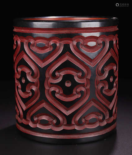 A LACQUER CARVED HEART PATTERN PEN HOLDER