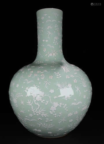 A GREEN GLAZE GRASS PATTERN VASE