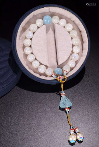 A MOONSTONE BEADS STRING BRACELET