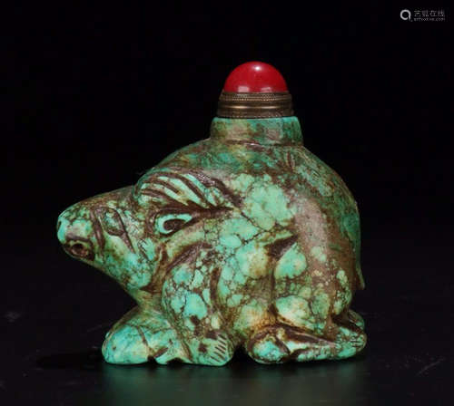 A TURQUOISE CARVED BEAST PATTERN SNUFF BOTTLE