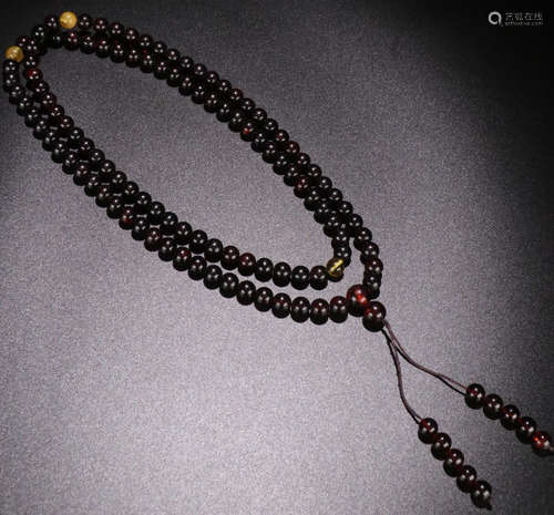 AN AMBER BEAD STRING NECKLACE