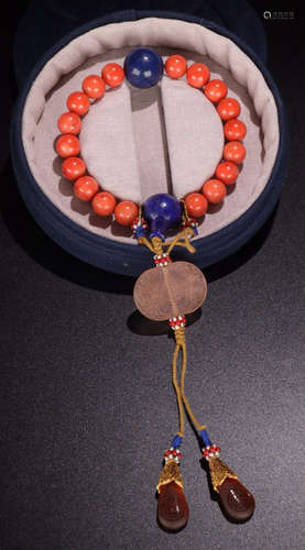 A CORAL BEAD STRING BRACELET