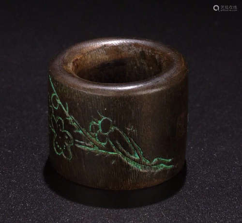 A CHENXIANG WOOD CARVED FLOWER PATTERN FINGER RING