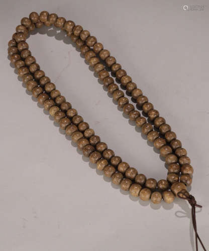 A CHENXIANG WOOD CARVED BEAD STRING NECKLACE