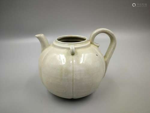 China , White Glaze Zhi Pot