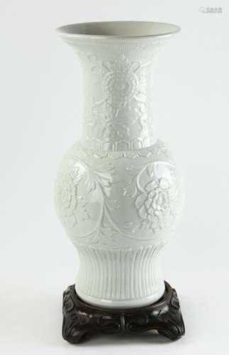 Fine White Glazed Chrysanthemum Vase