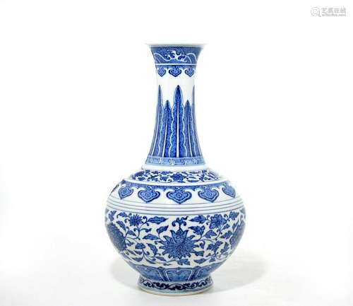 Fine Chinese Blue and White Porcelain Vase