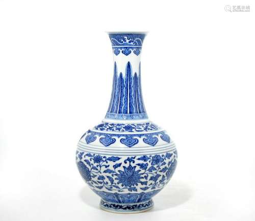Fine Chinese Blue and White Porcelain Vase