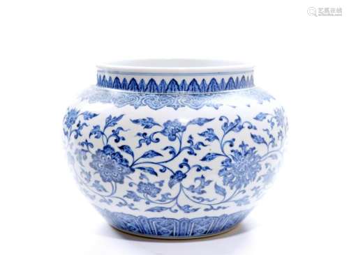 Fine Chinese Blue and White Porcelain Jar