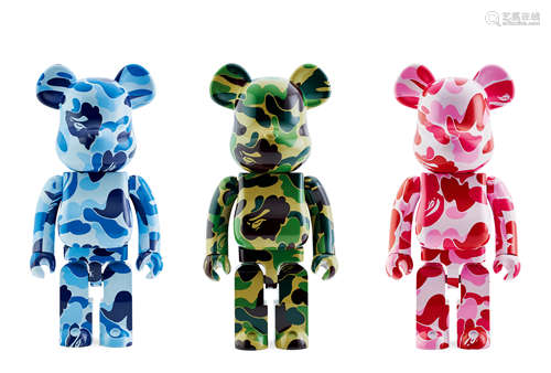 2019年作 BAPE ABC CAMO× MEDICOM TOY BE@RBRICK 1000%（蓝、绿、红） （三件一组） 彩绘 搪胶