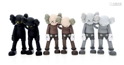 KAWS 布莱恩·唐纳利（b.1974） 2019年作 ALONG THE WAY（棕、灰、黑） （三件一组） 搪胶