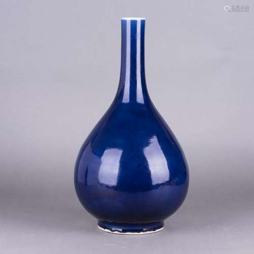 A ROYAL BLUE-GLAZED BOTTLE VASE, 18TH CENTURY