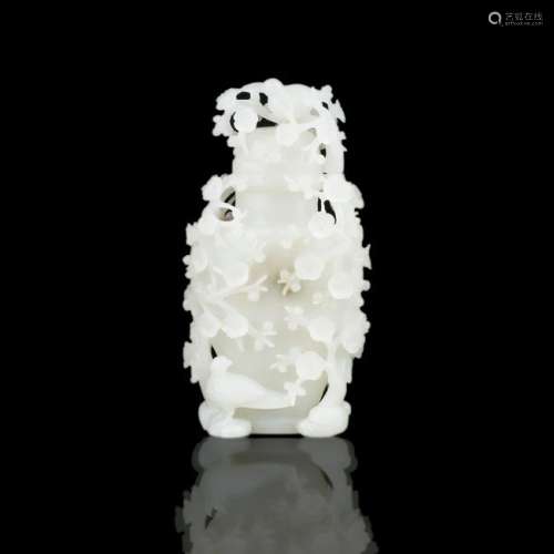 A WHITE JADE VASE WITH COVER