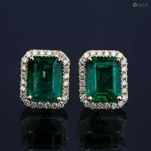 A PAIR OF DIAMOND AND EMERALD EARRINGS, IAS CERTIFIED