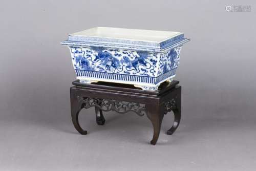 A BLUE AND WHITE PORCELAIN JARDINIERE, QING DYNASTY