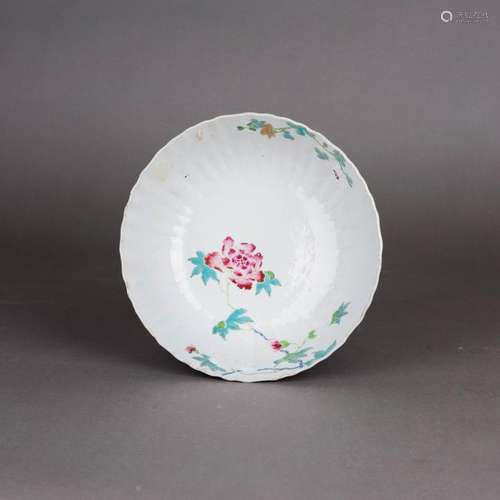 A FAMILLE ROSE PETAL-LOBED FLOWER BOWL