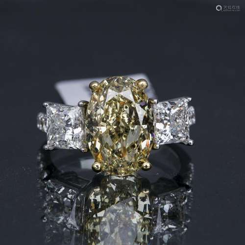 A FANCY YELLOW DIAMOND RING, AIG CERTIFIED