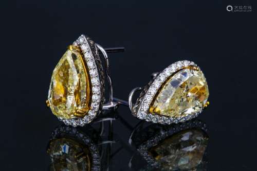 A MAGNIFICENT PAIR OF YELLOW DIAMOND EARRINGS, AIG