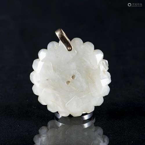 A CHINESE WHITE JADE FLOWER PENDANT