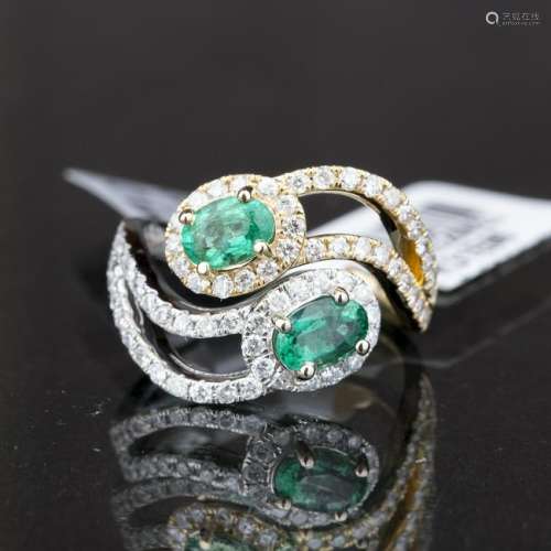 A TWO-TONED SPIRAL EMERALD DIAMOND RING, IAS CERTIFIED