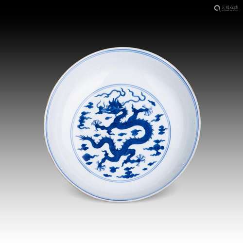 A CHINESE BLUE & WHITE DRAGON DISH, QIANLONG PERIOD